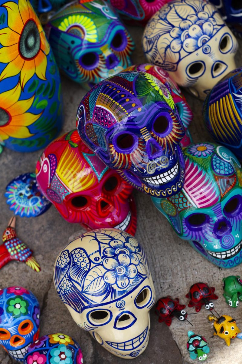 Dia de Los Muertos (The Day of the Dead) uses many symbols, like marigold petals, skulls, and candles. (Freepik)