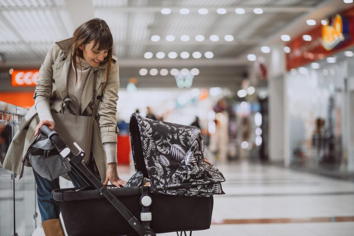 A mom with her baby, shopping for baby products. (Freepik - senivpetro)