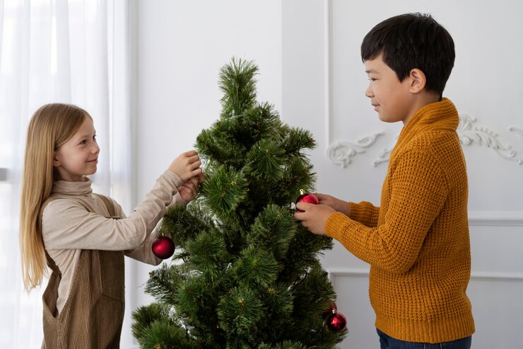 There are many pros and cons to using an artifical christmas tree, as well as for using a real one. (Freepik)