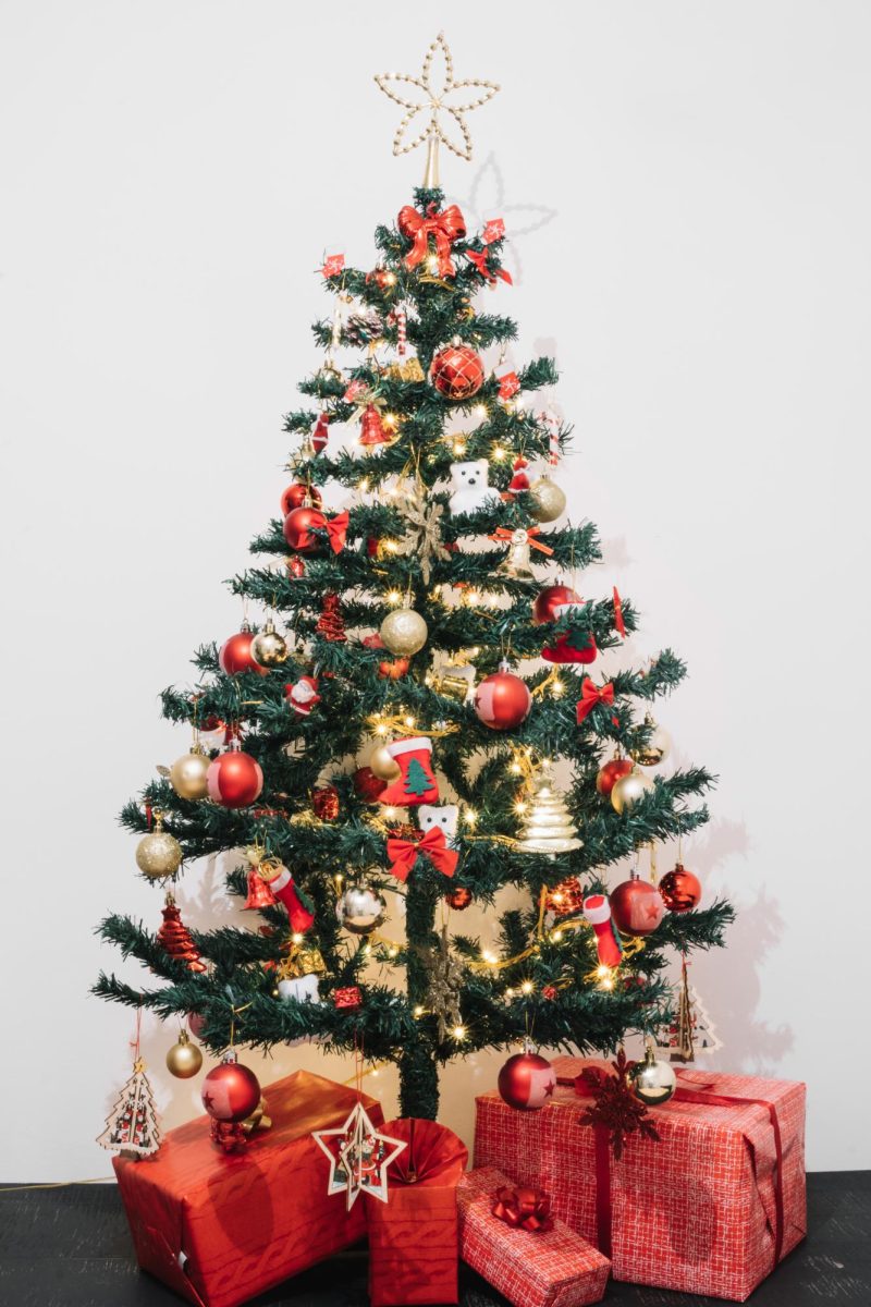 Many decide to celebrate Christmas early, like putting up Christmas trees before December. (Freepik) 