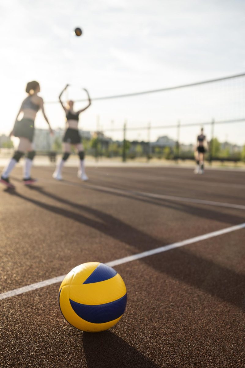 Club volleyball offers an outlet to build a community outside of school and continue to train for school sports during off-season.  (Freepik) 