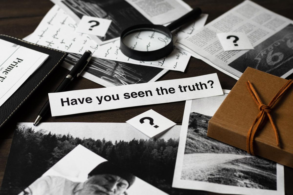 Photos taken by detective are being analyzed in order to solve a crime. (Freepik)