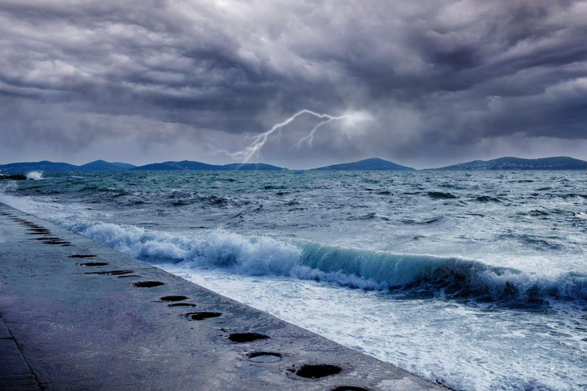 The hurricane caused flooding and waves up to 20 feet high to crash onto the US east coast without even making landfall.
(Freepik)