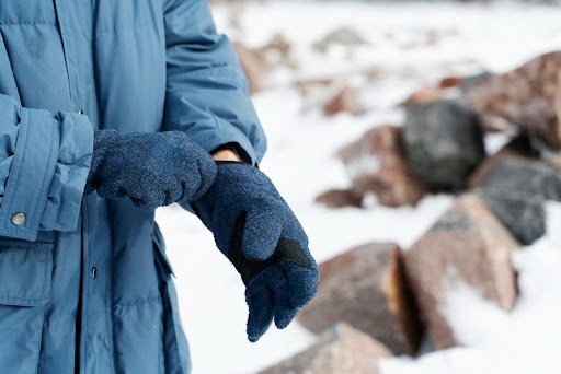 Some with cold urticaria often are advised to wear gloves in the wintertime as to prevent hives - even when there’s no rain or snow (Freepik)