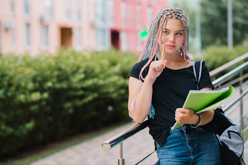 Teenagers deserve actual representation in visual media. (Freepik)