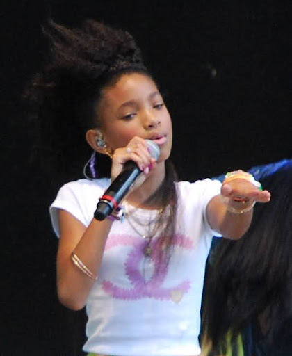 WILLOW singing on stage, 4 years before it would drop “ARDIPITHECUS”. (Wikimedia Commons)
