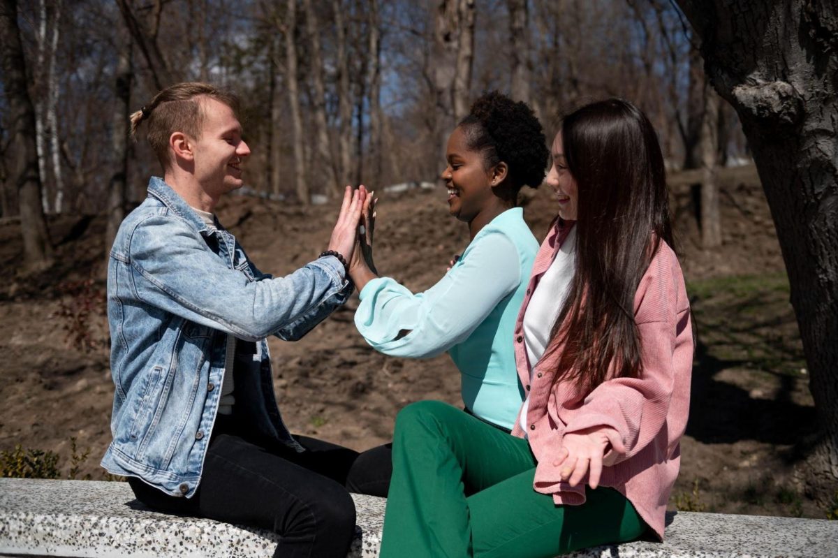 Being single in high school is tough; third-wheeling is tougher. (Freepik)